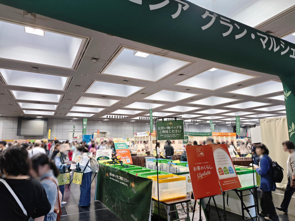 グランマルシェ会場の中、賑わっている様子