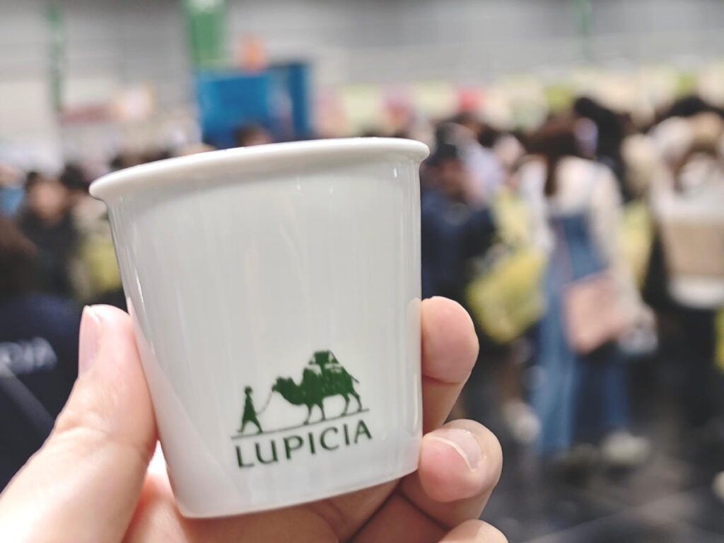 紙コップ風デザインの試飲カップ