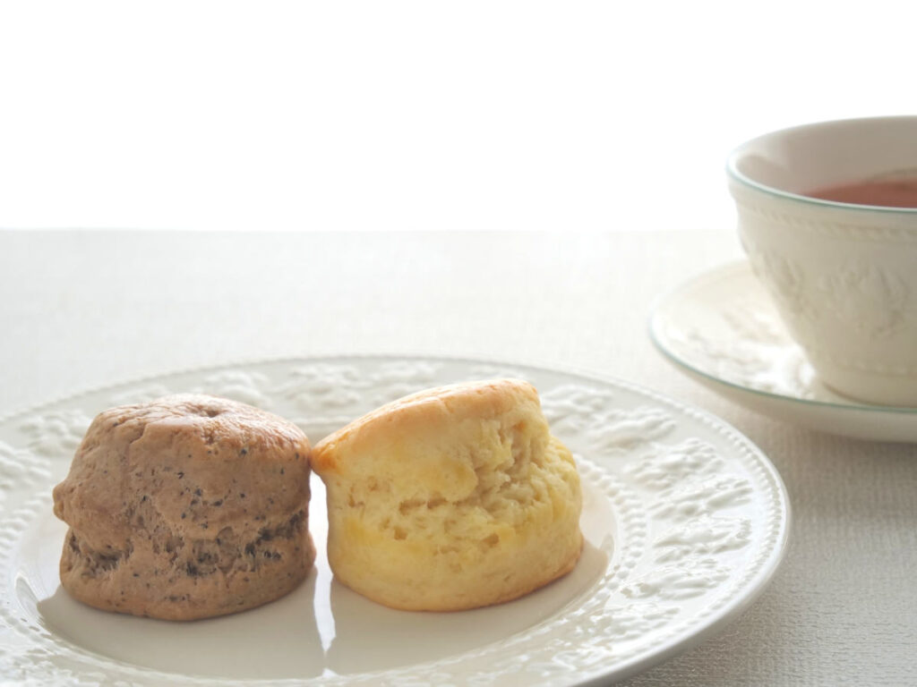 ミルクティーとプレーンのスコーン
